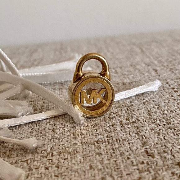 🪞 MK micheal kors crystal mini lock charm - Picture 1 of 7